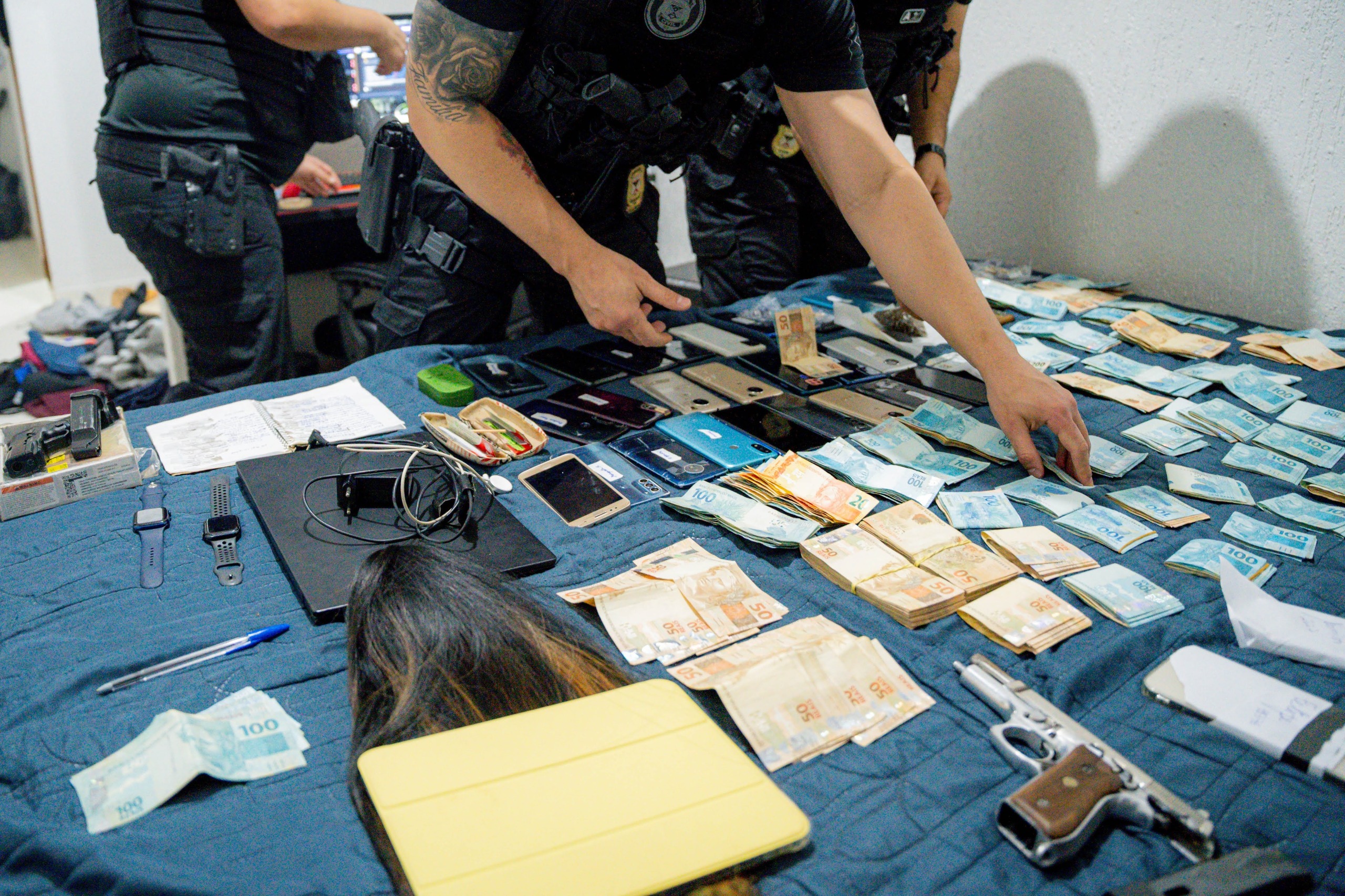 Armas e dispositivos eletrônicos apreendidos em Rondônia na Operação Falso 9