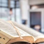Bíblia aberta em igreja criptomoedas