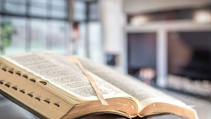 Bíblia aberta em igreja criptomoedas