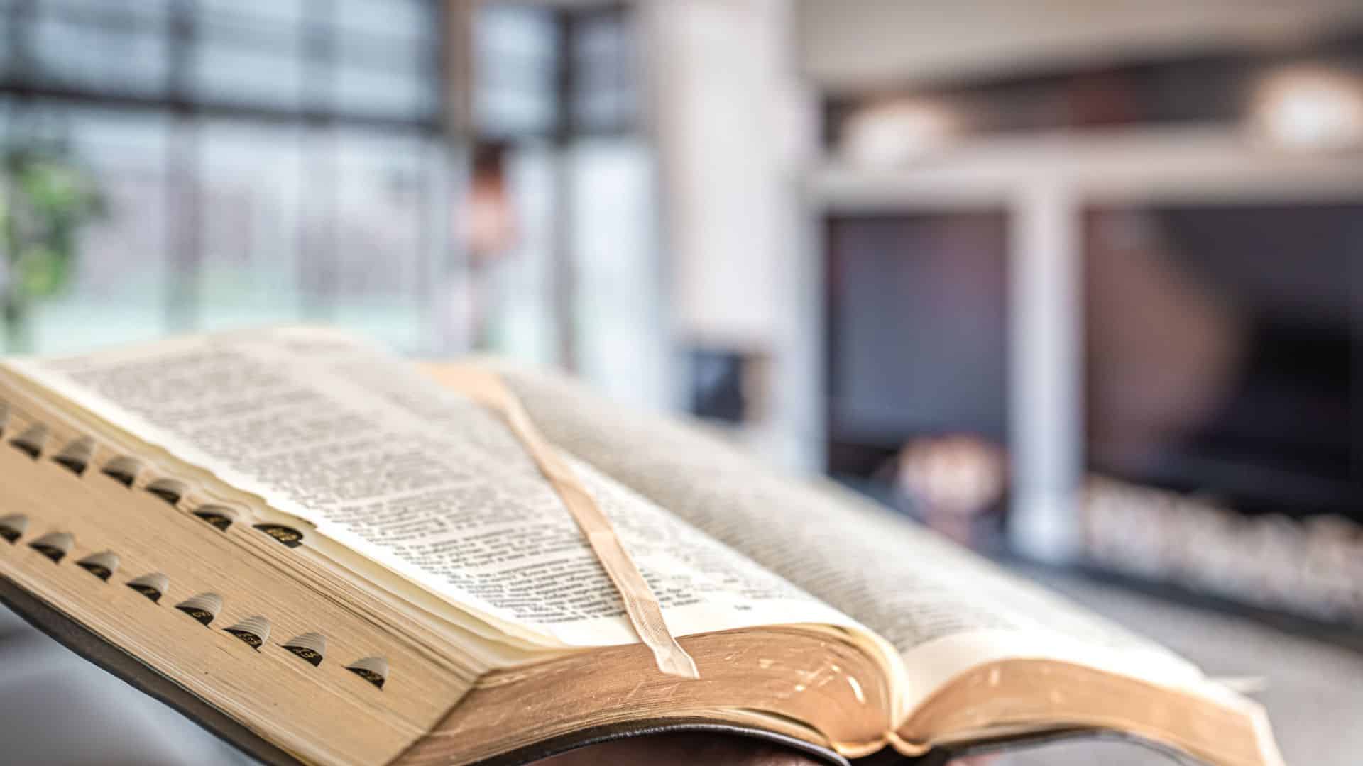 Bíblia aberta em igreja criptomoedas