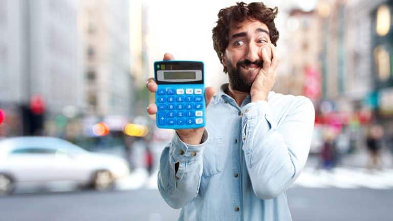 Brasileiro tenta saque de criptomoedas e é negado por "falta de pagamento de imposto" no Oriente Médio
