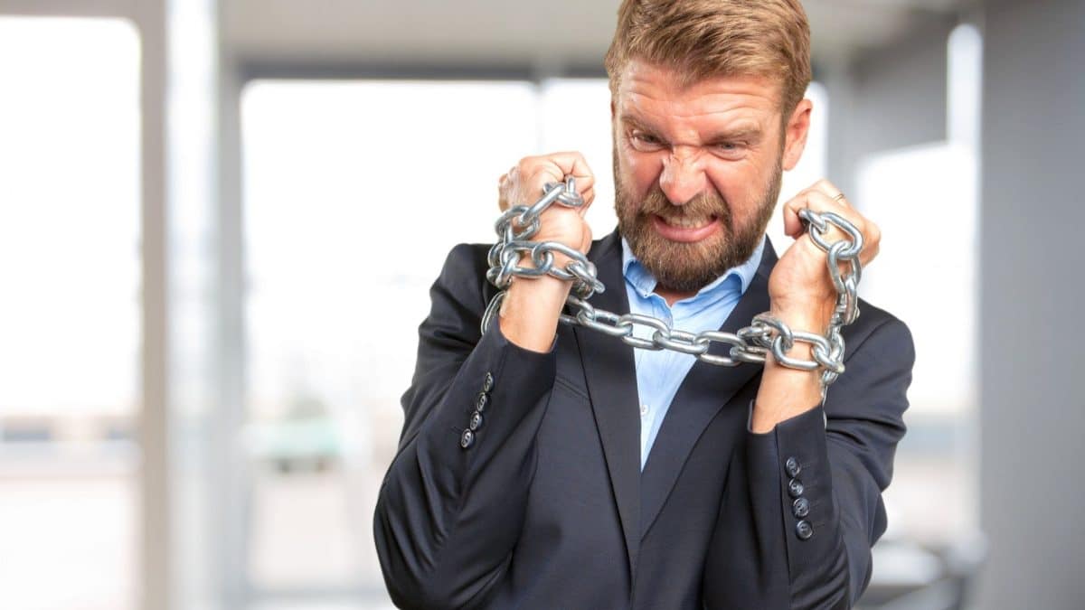 Homem nervoso e preso com correntes criptomoedas pirâmide matar bitcoin