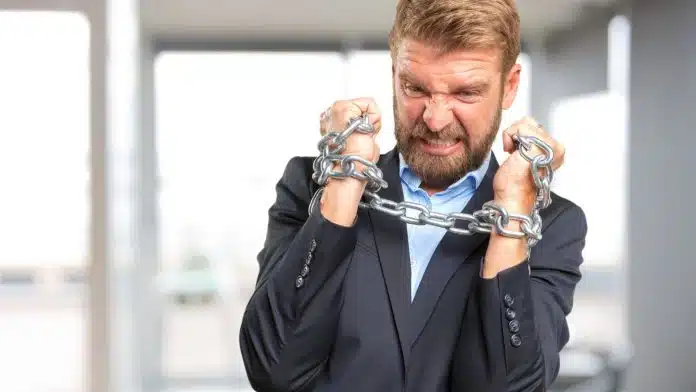 Homem nervoso e preso com correntes criptomoedas pirâmide matar bitcoin