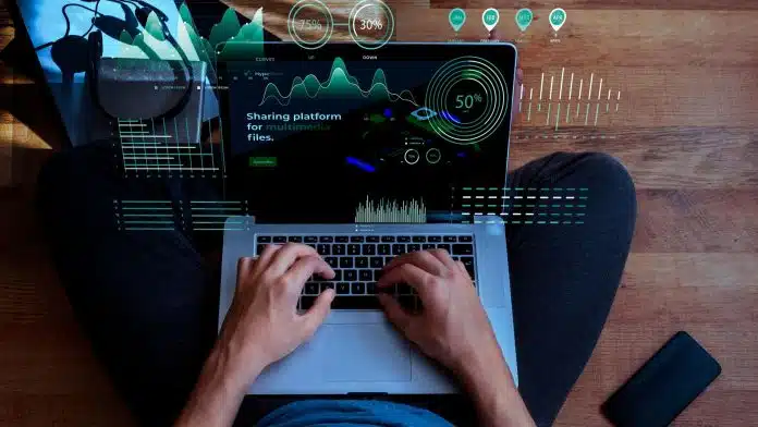 Homem trabalhando com tecnologias de ponta em seu computador