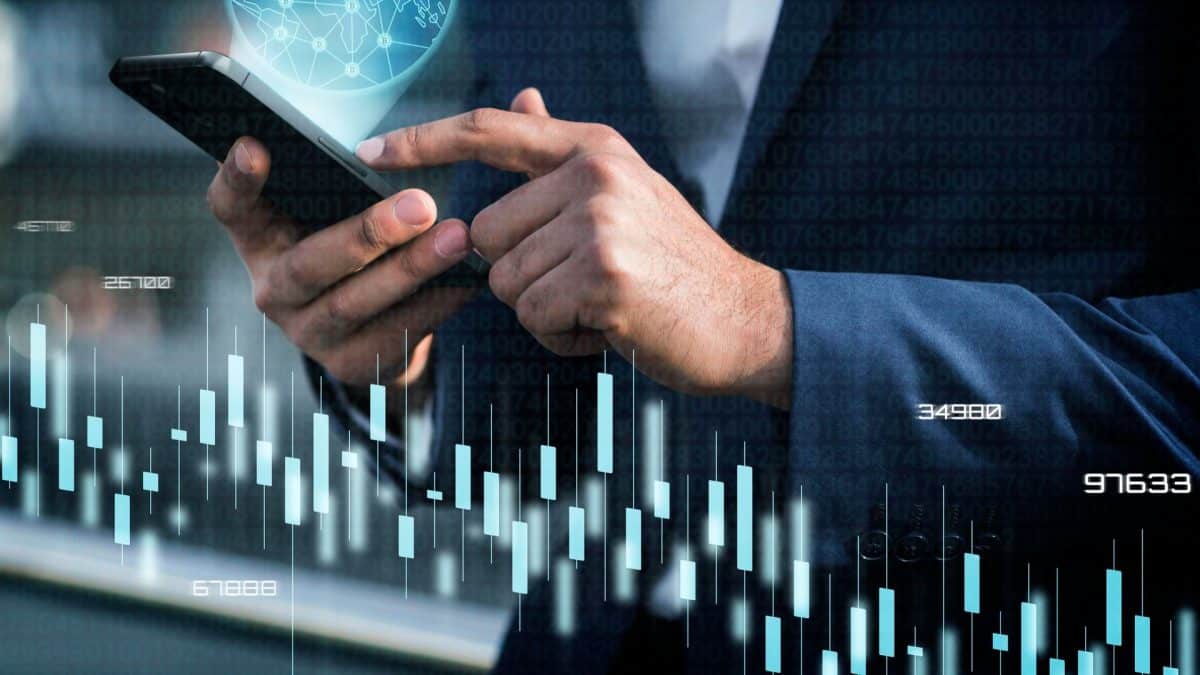 Investidor com gráficos de alta nos preços próximo