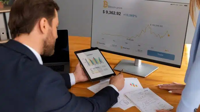 Investidor observando gráficos e informações do bitcoin