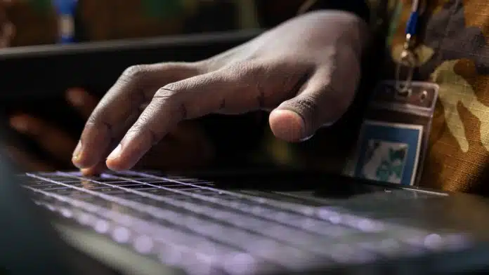 Jovens do exército brasileiro mexendo em computador