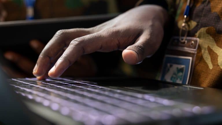 Jovens do exército brasileiro mexendo em computador
