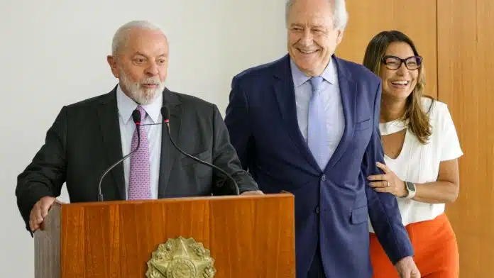 O presidente Luiz Inácio Lula da Silva, o novo ministro da Justiça, Ricardo Lewandowski, e a primeira-dama, Janja Lula da Silva bitcoin criptomoedas