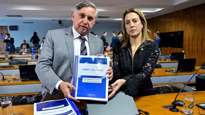 Relatora da CPIBETS, senadora Soraya Thronicke (Podemos-MS) e senador Izalci Lucas (PL-DF) exibem relatório. Foto: Geraldo Magela/Agência Senado