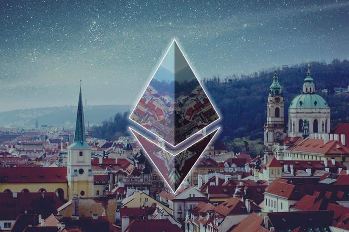 Símbolo do Ethereum com cidade ao fundo