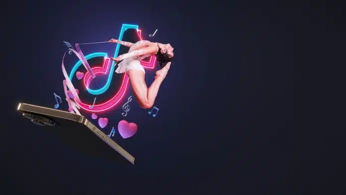Símbolo do TikTok próximo de smartphone e bailarina memecoin Trump