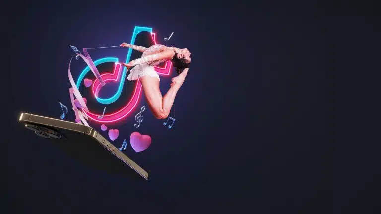 Símbolo do TikTok próximo de smartphone e bailarina memecoin Trump