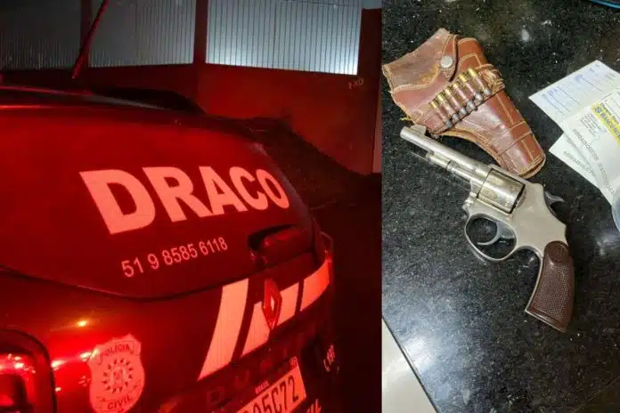 Viatura da Polícia Civil do Rio Grande do Sul cumprindo mandados da Operação Timeo e revólver apreendido