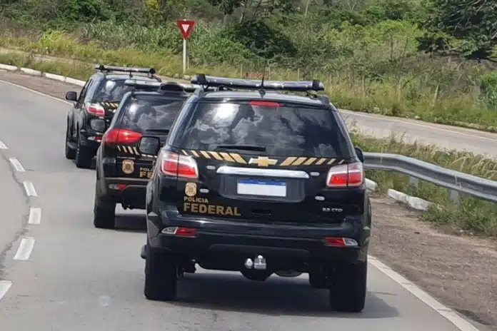 Viaturas da PF em segunda fase da Operação CryptoScam hackers de criptomoedas