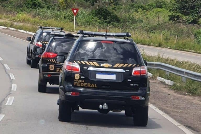 Viaturas da PF em segunda fase da Operação CryptoScam hackers de criptomoedas