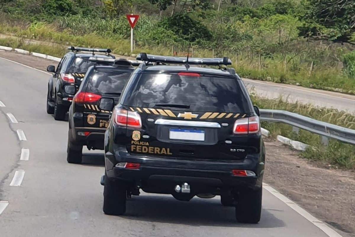 Viaturas da PF em segunda fase da Operação CryptoScam hackers de criptomoedas