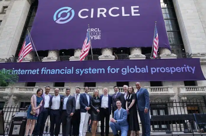 Equipe da Circle em frente à NYSE. Fonte: Circle/Reprodução.