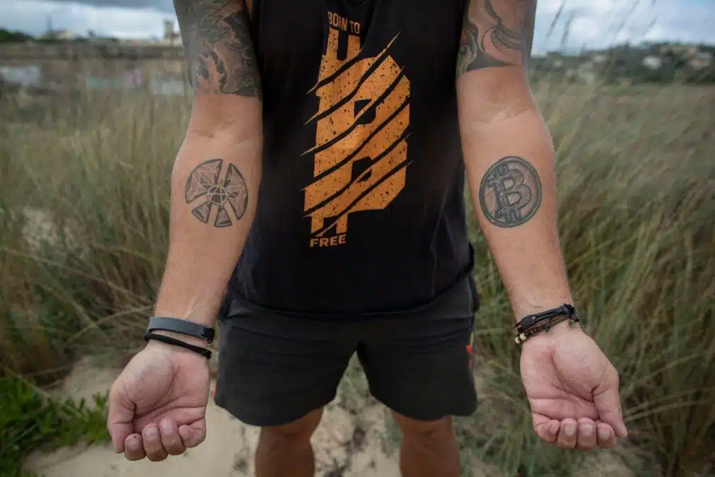 Didi Taihuttu possui até uma tatuagem visível do Bitcoin em seu braço. Fonte: X/Reprodução.