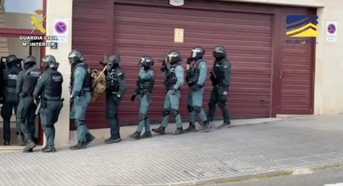 Guarda Civil da Espanha realizando mandado de prisão contra suspeitos de lavar dinheiro com criptomoedas. Fonte: Europol/Reprodução.