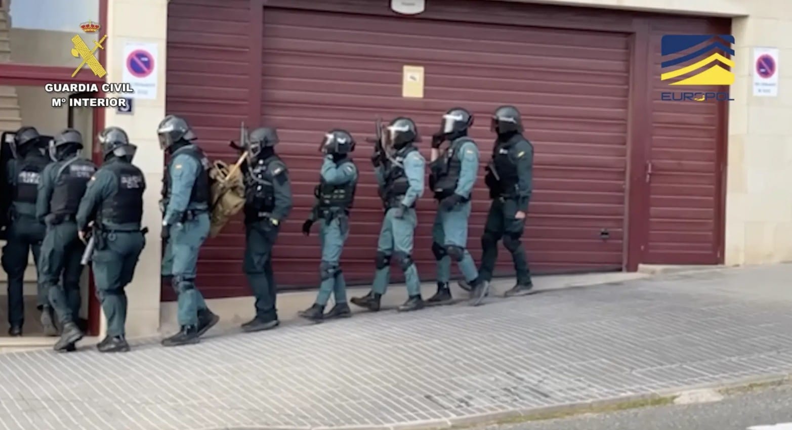 Guarda Civil da Espanha realizando mandado de prisão contra suspeitos de lavar dinheiro com criptomoedas. Fonte: Europol/Reprodução.