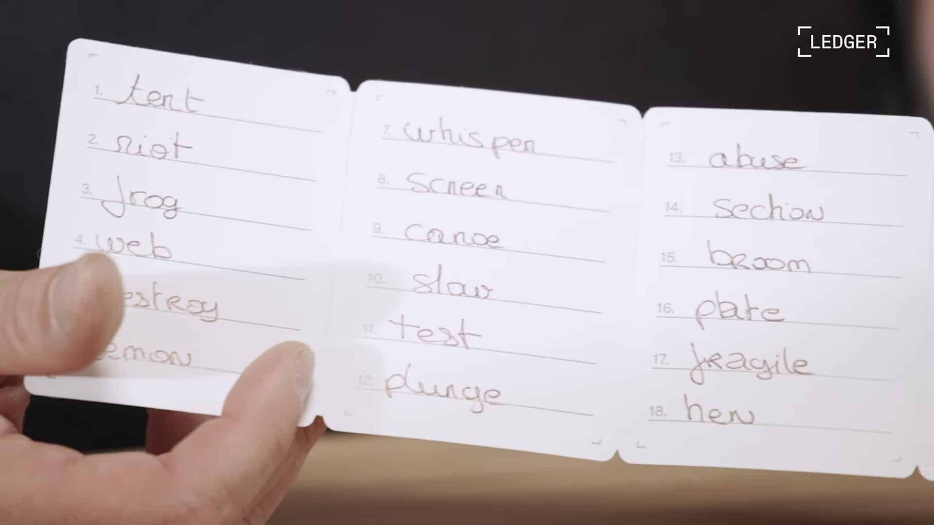 Folha de recuperação, com palavras escritas à mão, ainda são o principal método de segurança de autocustódia. Fonte: YouTube/Reprodução.