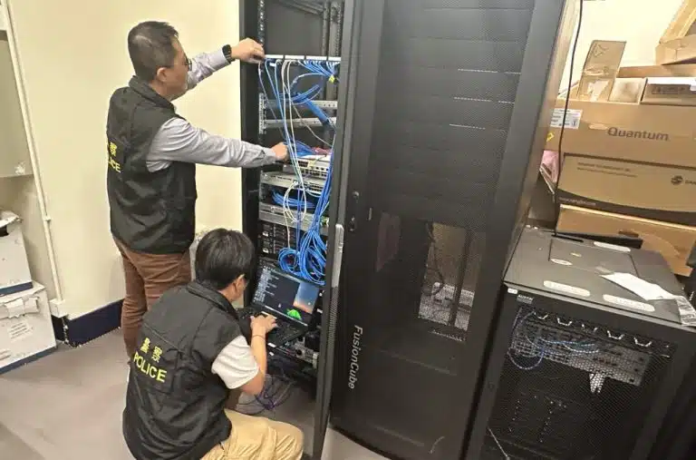 Políciais realizando inspeção em servidores. Fonte: Interpol.