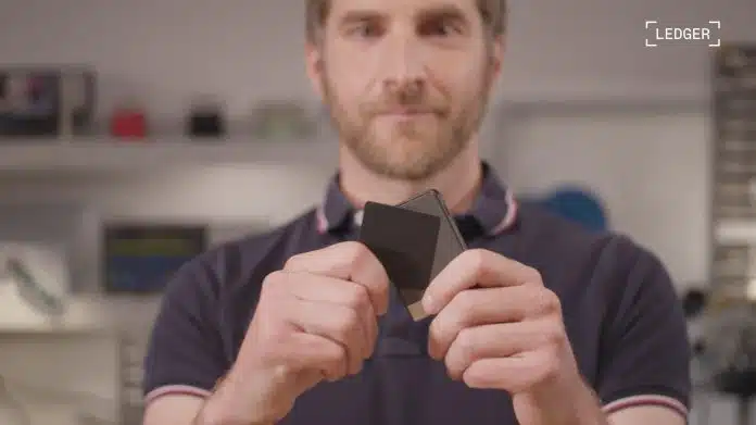 Charles Guillemet, CEO da Ledger, apresentando o Ledger Recovery Key. Fonte: YouTube/Reprodução.