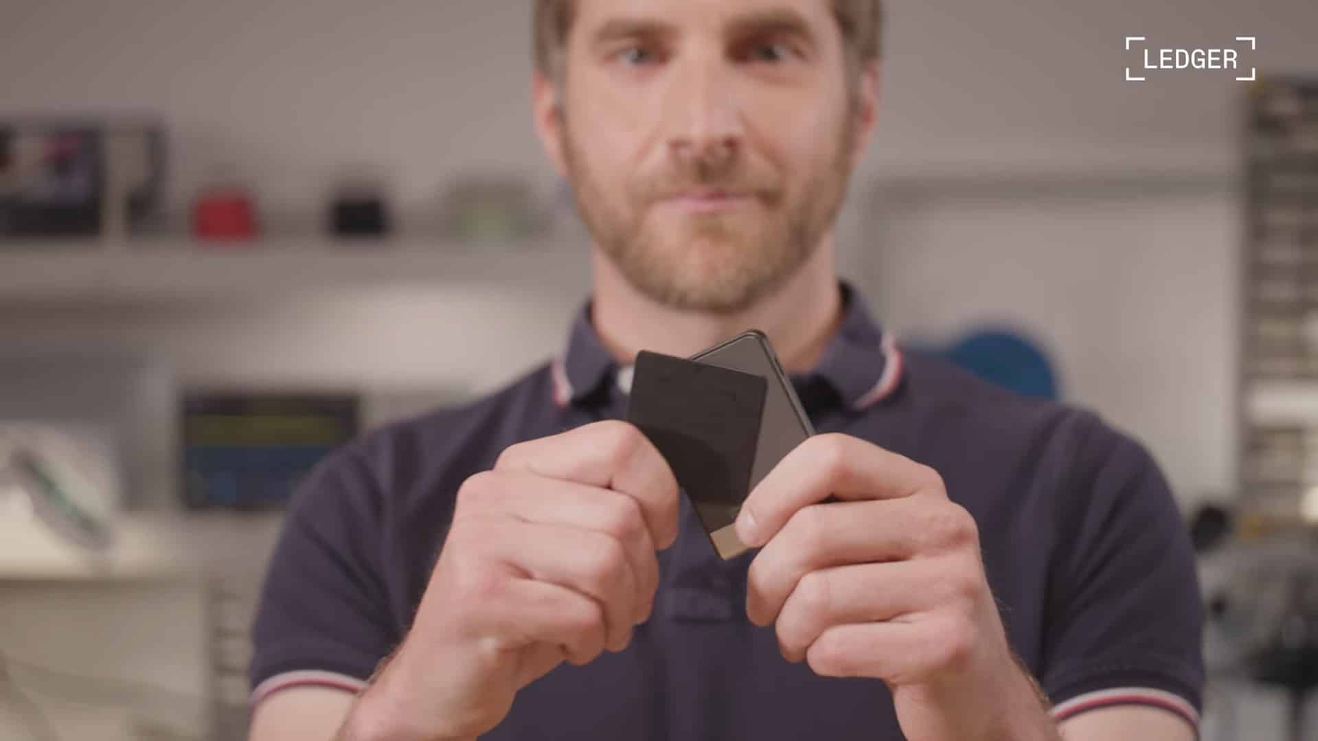 Charles Guillemet, CEO da Ledger, apresentando o Ledger Recovery Key. Fonte: YouTube/Reprodução.