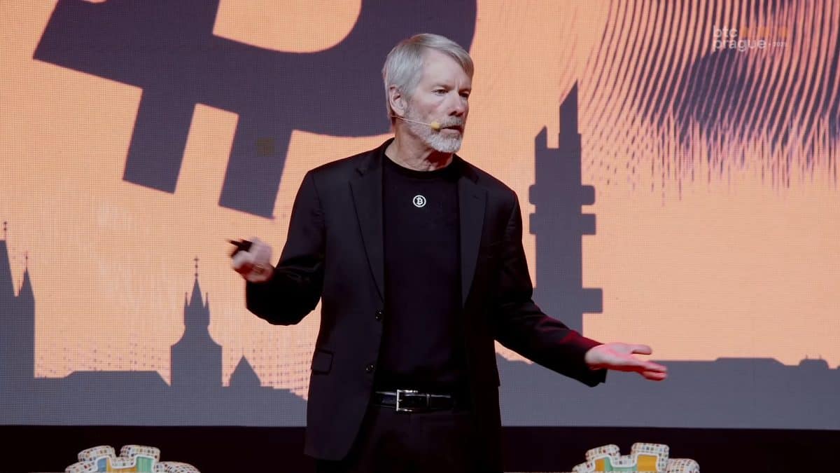 Michael Saylor falando sobre Bitcoin na BTC Prague 2025. Fonte: Reprodução.