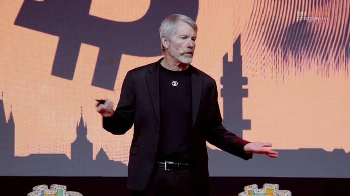 Michael Saylor falando sobre Bitcoin na BTC Prague 2025. Fonte: Reprodução.