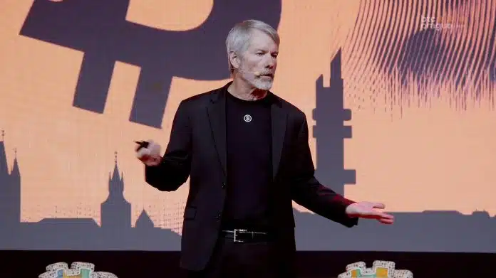 Michael Saylor falando sobre Bitcoin na BTC Prague 2025. Fonte: Reprodução.