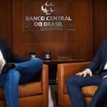 Roberto Campos Neto, ex-presidente do BCB, e Gabriel Galípolo, atual presidente do BCB. Fonte: BCB/Reprodução.