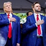 Donald Trump ao lado do vice-presidente JD Vance