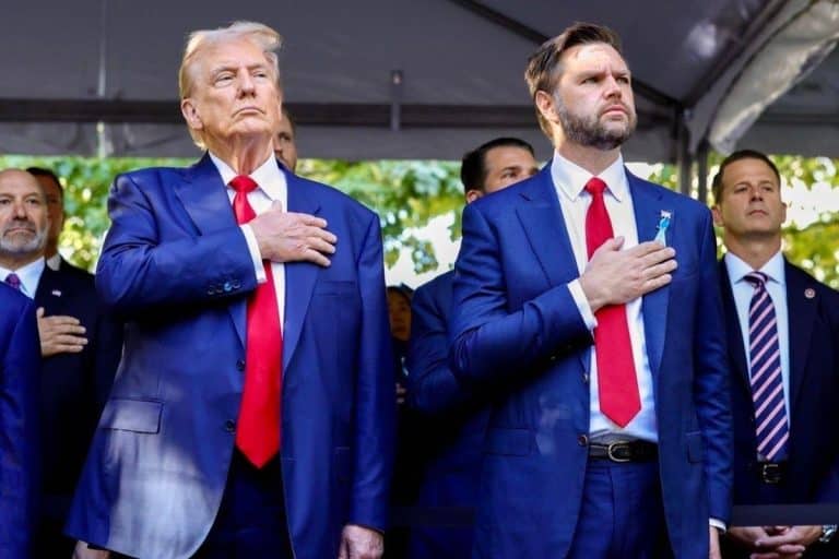 Donald Trump ao lado do vice-presidente JD Vance