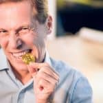 P2P de criptomoedas Homem mordendo bitcoin EUA