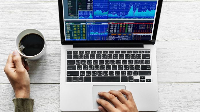 Investidor atento ao mercado de ações CVM criptomoedas ETF