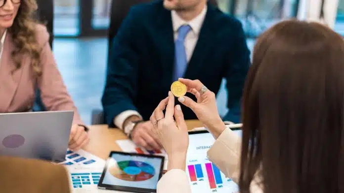 Investidores observando gráficos e o bitcoin