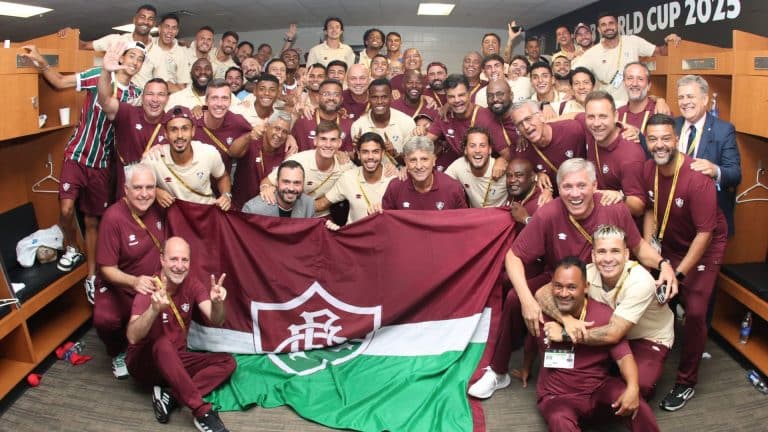 Jogadores e comissão técnica do Fluminense comemoram classificação histórica para semifinal da Copa Mundial de Clubes da FIFA criptoativo