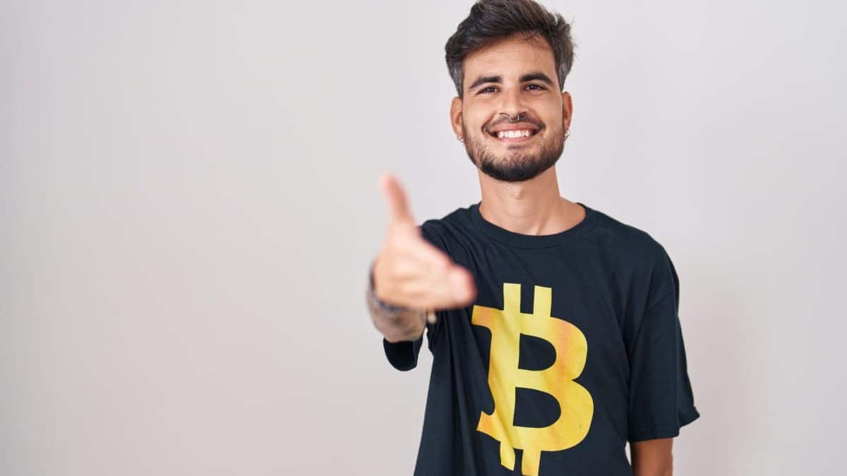 Jovem com camiseta do Bitcoin Belo Horizonte Capital