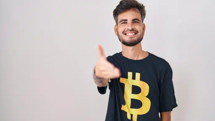 Jovem com camiseta do Bitcoin Belo Horizonte Capital