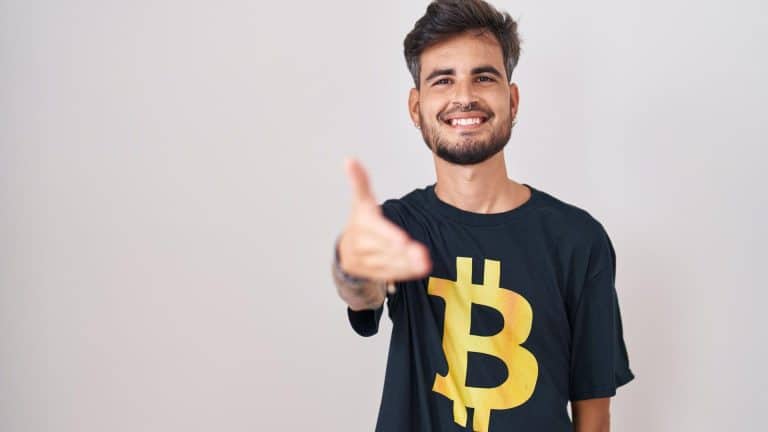 Jovem com camiseta do Bitcoin Belo Horizonte Capital