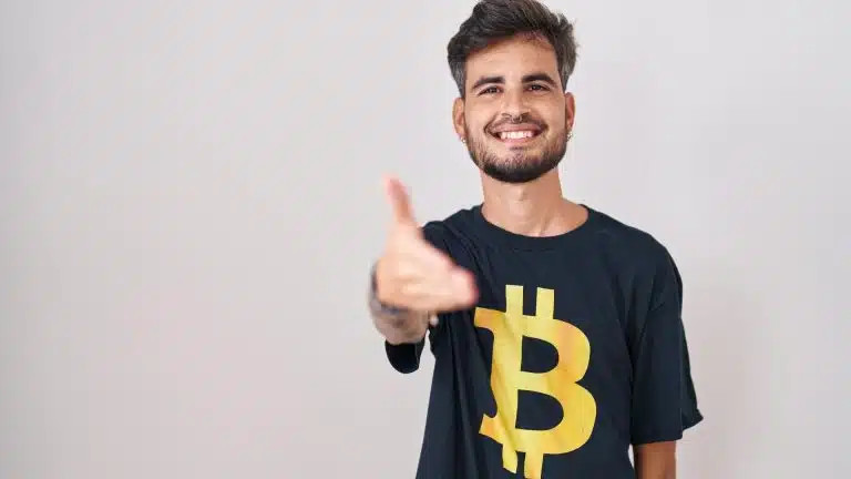 Jovem com camiseta do Bitcoin Belo Horizonte Capital