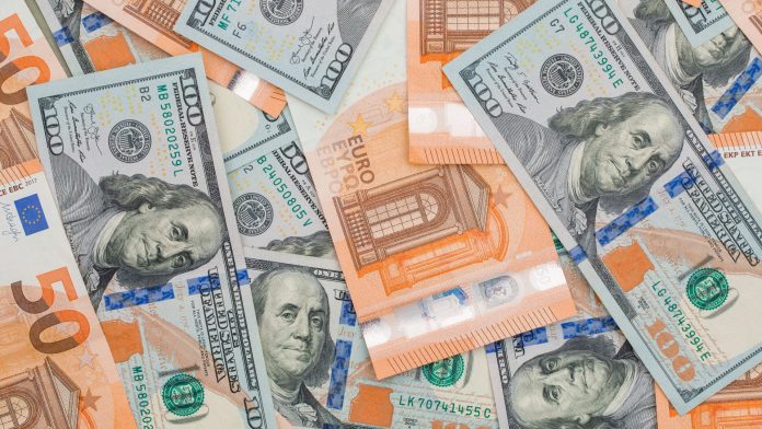 Notas de Dólar misturadas com de Euro