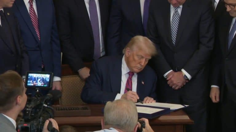 Trump Assina Genius Act (Imagem: The Hill)