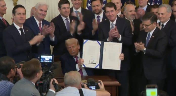 Trump Assina Genius Act com lídres da Indústria