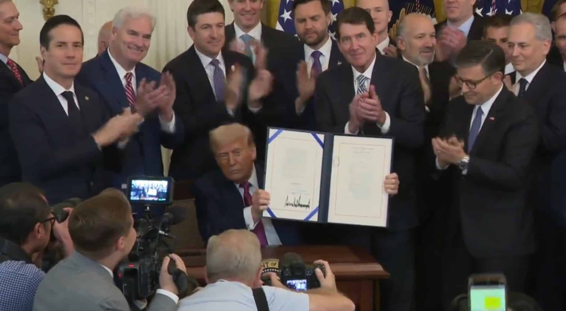 Trump Assina Genius Act com lídres da Indústria
