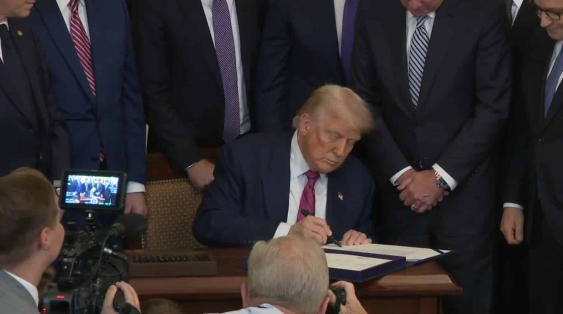 Trump desafia o BRICS, defende o dólar e sanciona nova lei cripto nos EUA