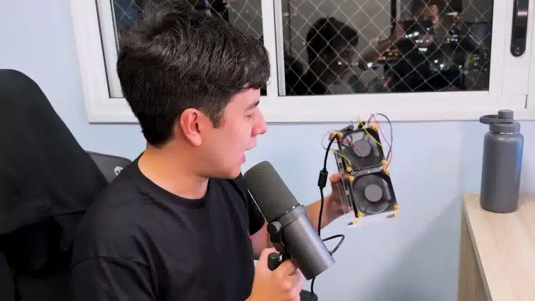 BitAxe, pequena mineradora de Bitcoin. Fonte: Gêmeos Investem/Reprodução.