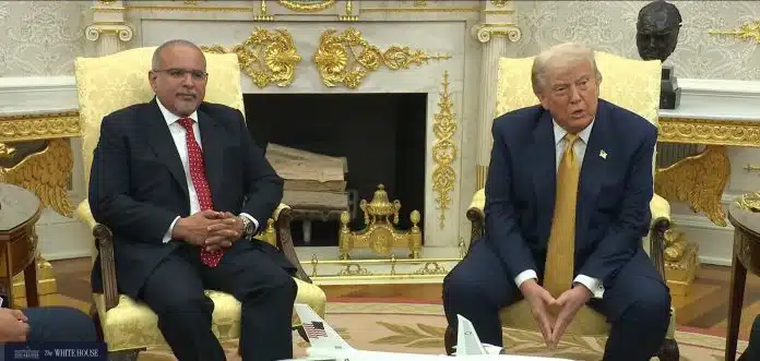 Donald Trump (à direita) falando sobre Jerome Powell. Fonte: Casa Branca/Reprodução.